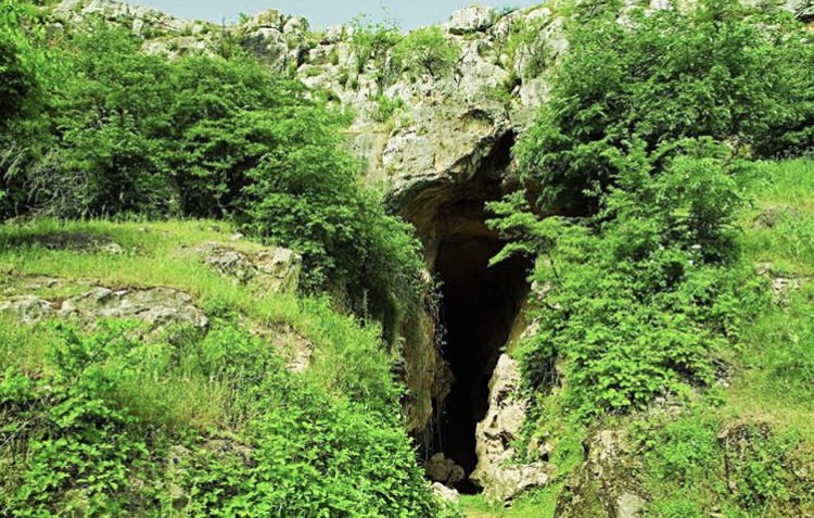 kirazweiblumen's tweet photo. Another #historical place #vandalized by #Armenia
The #AzokhCave or #AzykhCave is a six-cave complex known as a habitation site of #prehistoric #humans. It lies near to the village of #Azokh in #NagornoKarabakh
And yes, #Armenians DO”worship” their “motherland”and”roots”blabla https://t.co/qbeH3sEy5X