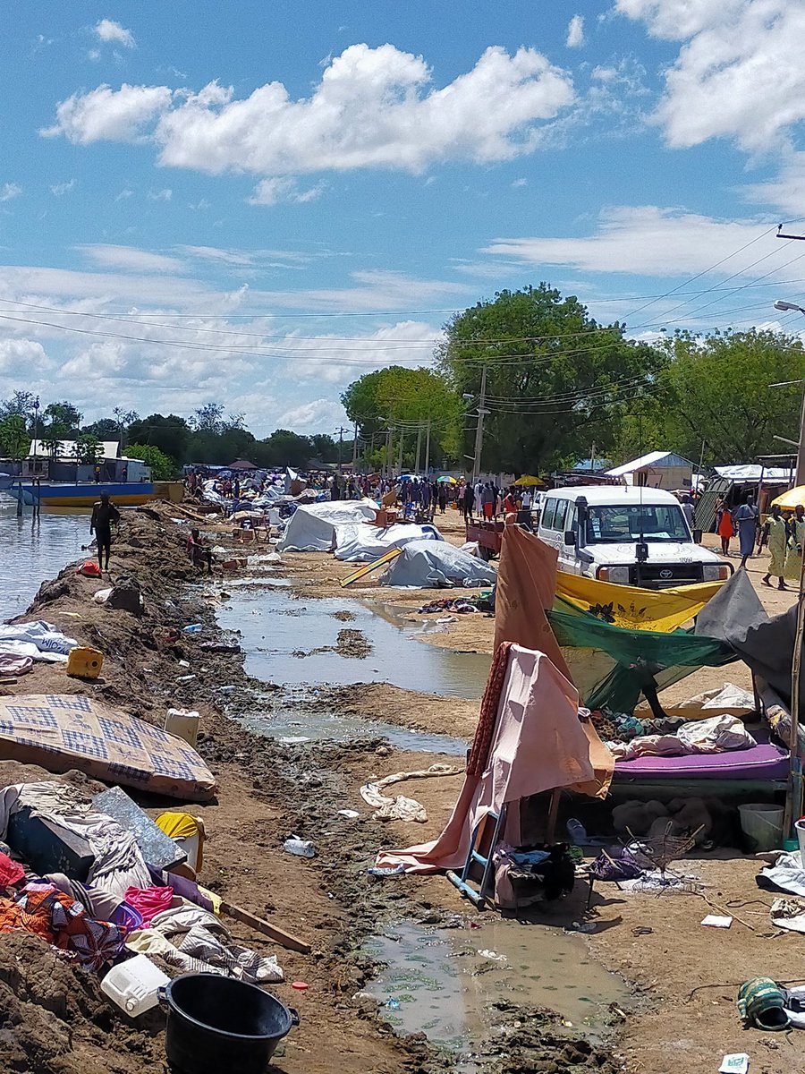 eatBCH_SS's tweet photo. Dear #BCH family we Know it's hard time now but mothers and children are really suffering in Bor we need your support to help the helpless.  Everyone is on the road😭😭😭😭. @AtakaHub @EmergentReasons @undpsouthsudan @BitcoinTribe #bch4everyone https://t.co/AjWSIhysSH