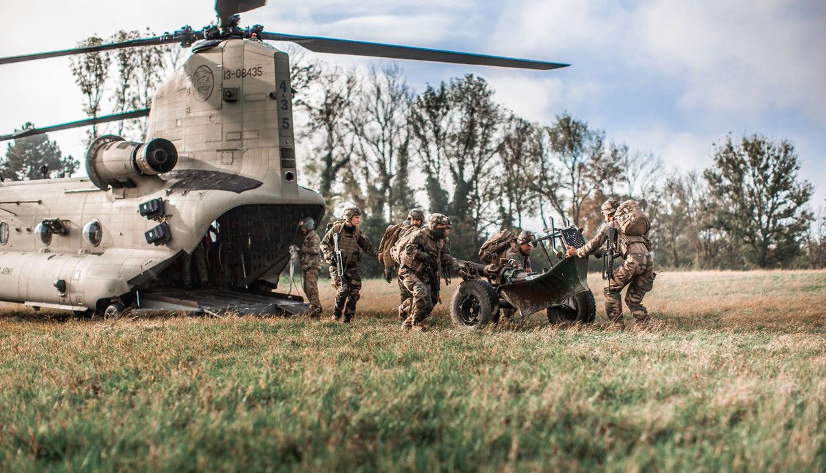 TheatrumBelli's tweet image. RAID #ARTILLERIE avec le #mortier 120 mm rayé-tracté (#Mo120RT)
1. Je charge (en entier ici avec le #Chinook) et transporte.
2. Je déploie et prépare les #munitions (4,2 kg d'explosif/obus, le double d'un obus de 120 mm lisse).
3. Je tire.
@armeedeterre 
@thalesgroup
@35eRAP_CDC