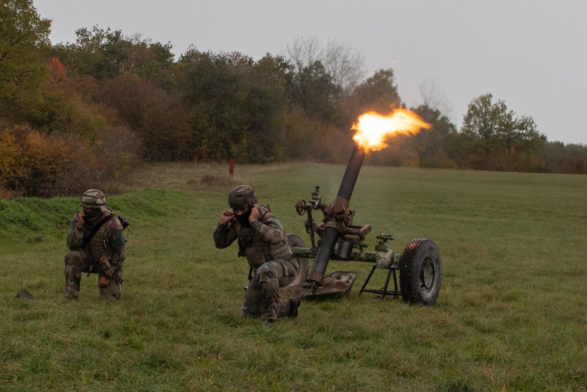 TheatrumBelli's tweet image. RAID #ARTILLERIE avec le #mortier 120 mm rayé-tracté (#Mo120RT)
1. Je charge (en entier ici avec le #Chinook) et transporte.
2. Je déploie et prépare les #munitions (4,2 kg d'explosif/obus, le double d'un obus de 120 mm lisse).
3. Je tire.
@armeedeterre 
@thalesgroup
@35eRAP_CDC