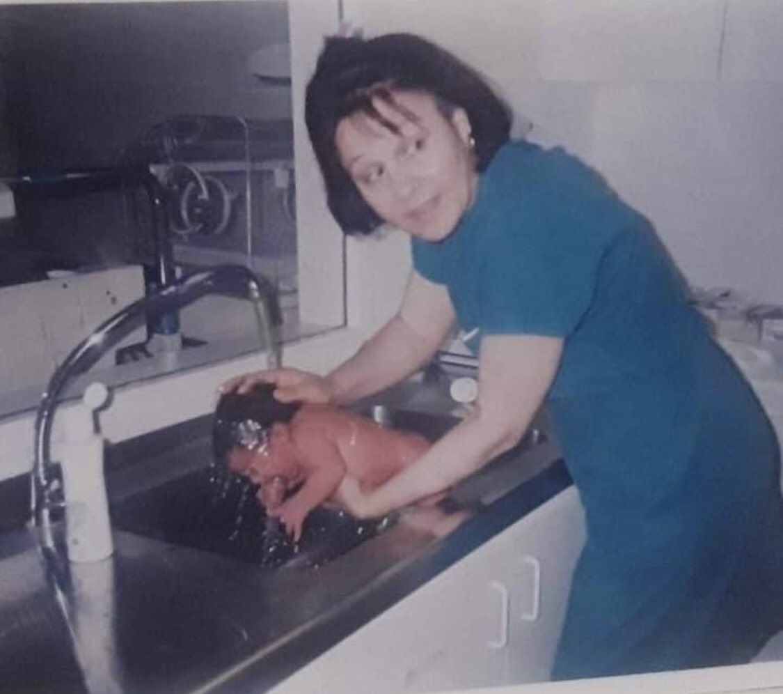 dunyadaki ilk fotoma bakar misiniz oros*u kari sanki bulasik yikiyor bi cif eksik