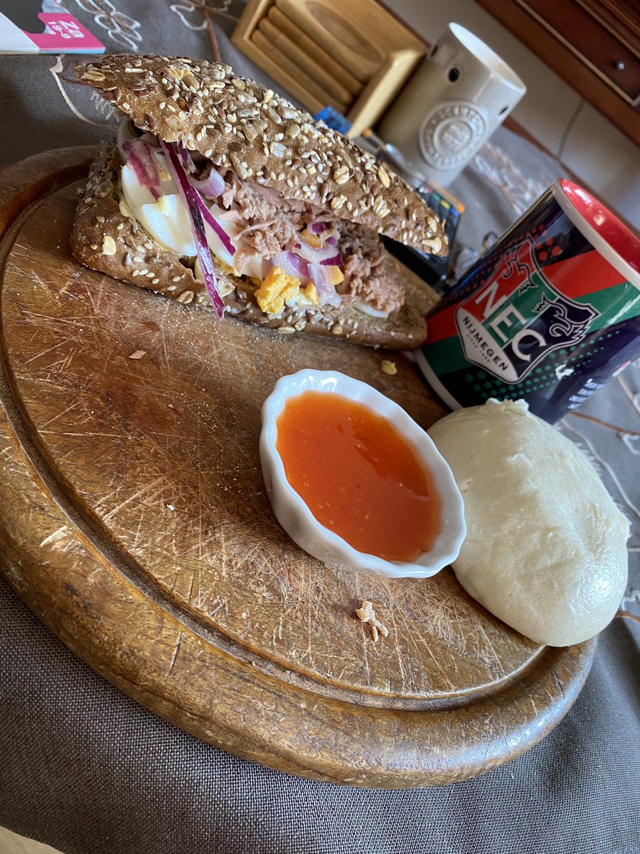 klaaslokaal's tweet photo. Goede #lunch vandaag . #tonijn #rodeui #ei moster dille saus en een #bapau #ditismijnzorg ππ https://t.co/fQHnKTYgV3