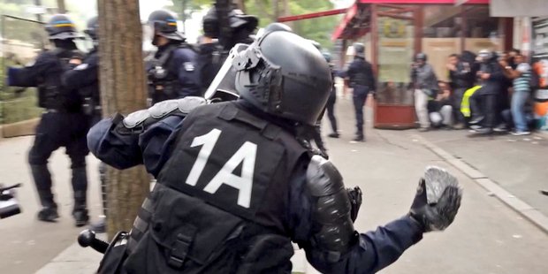 Nicomay's tweet photo. Vous vous souvenez de ce CRS qui lance un pavé sur les manifestants ? 

Il a été condamné à 2 mois de prison avec sursis...

Avec la #PPLFauvergue, #CettePhotoNexisteraPlus et les #ViolencesPolicières ne seraient jamais condamnées (même ridiculement)...
#LiberteDInformerEnDanger https://t.co/5iEW7nZjoS