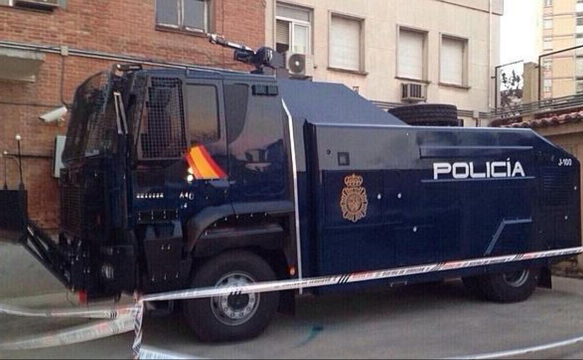 M4rySand's tweet photo. Que digo yo que estรก muy bien que se utilicen los medios disponibles para ayudar contra la pandemia pero tambiรฉn hay que utilizarlos para su misiรณn principal, controlar disturbios. #CamionUIP @FuerzasDelOrden #UIPRules #BlueLine ๐ https://t.co/qb8HLnX2dX