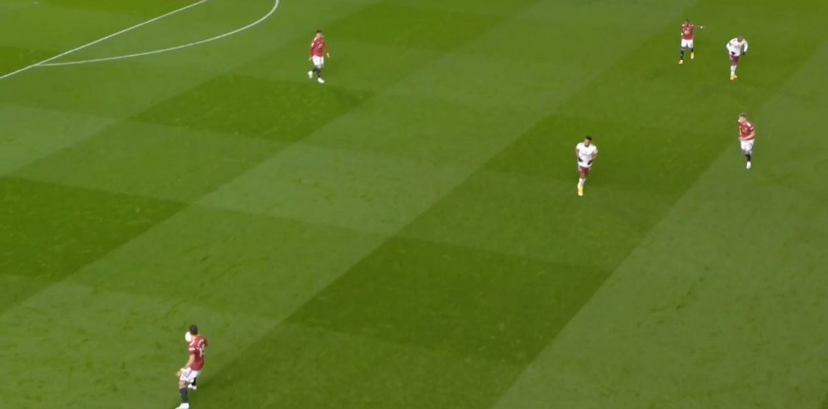 Lindelöf to ScottHere, Victor tells Scott 3-4 times to go to the right. Scott proceeds to move forward and Bruno ends up filling in on the right.This was either not corrected by the coaching staff or Scott wasn't listening and I know Scott listens to the coaches.