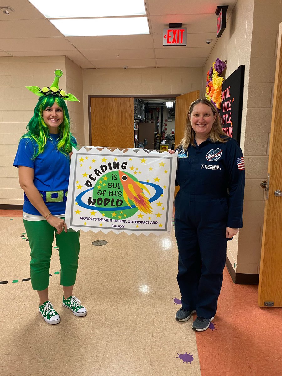 Anna_Elem_Prin's tweet photo. Today starts Right to Read Week at Anna Elem! Today’s theme is ‘Reading Is Out Of This World!’ Here are some pics of students and staff dressed in the theme! https://t.co/x7nia8EKOv