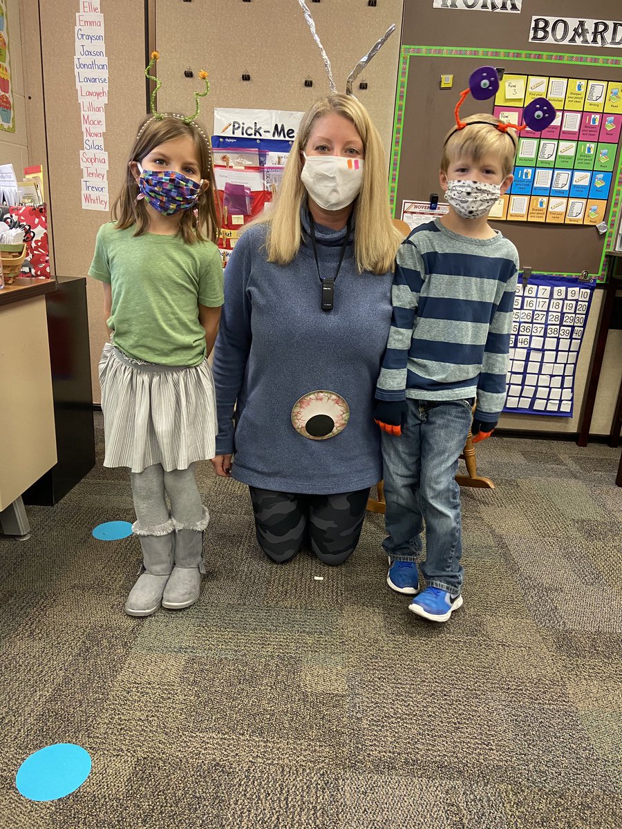 Anna_Elem_Prin's tweet photo. Today starts Right to Read Week at Anna Elem! Today’s theme is ‘Reading Is Out Of This World!’ Here are some pics of students and staff dressed in the theme! https://t.co/x7nia8EKOv