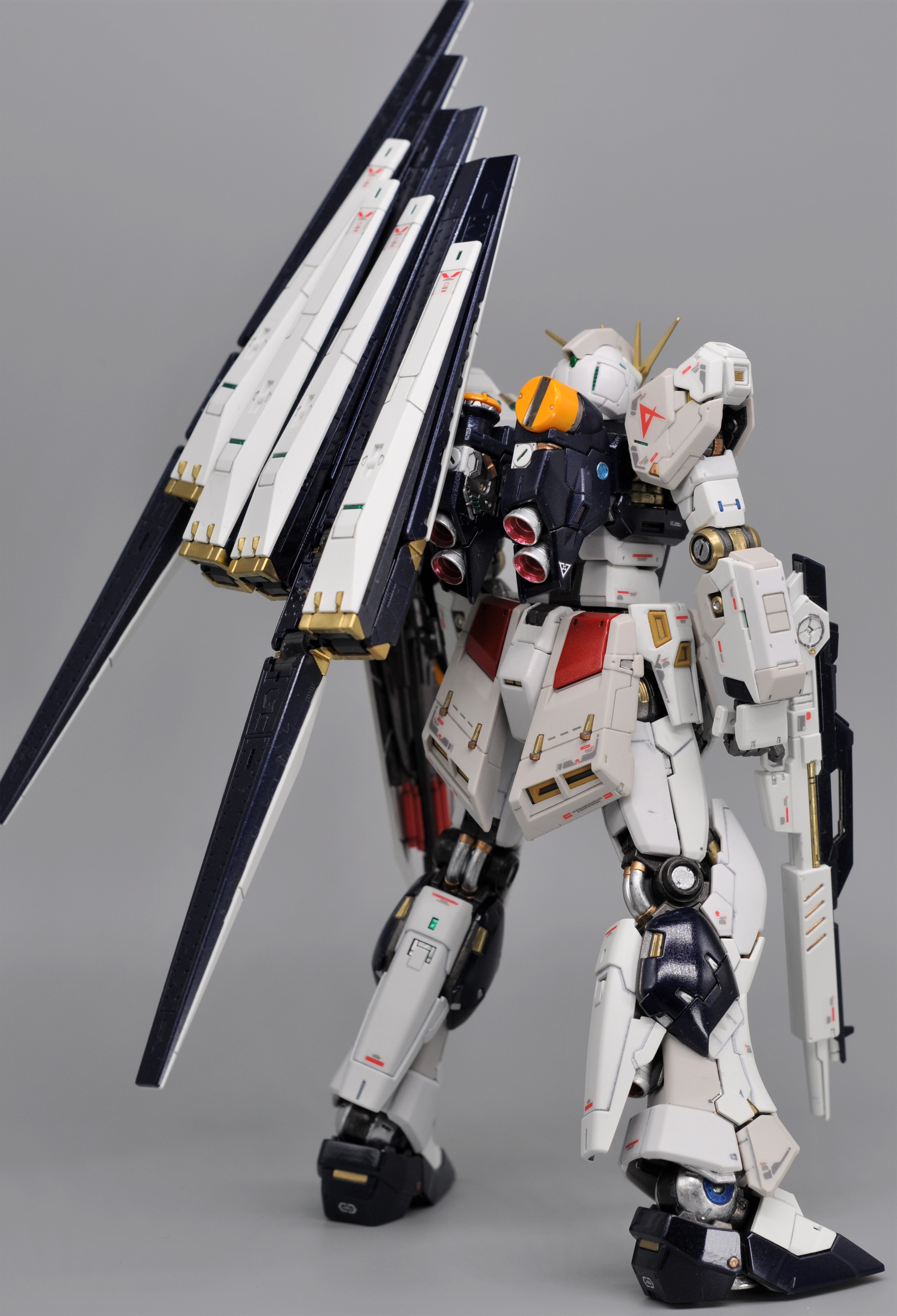 To Ya Rg Nガンダムやっと完成 密度感の高いrgを自分なりにできるだけカッコよく塗る がテーマです 外装の白はプレバン限定の2色仕様を活かして無塗装つや消し仕上げ それ以外はメタリックやパール塗装でメリハリを強調しています 大変でしたが自分