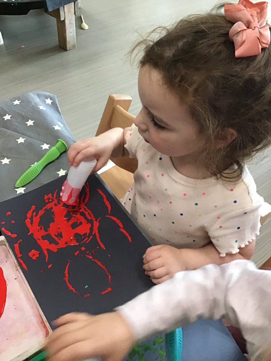 ArthurlieN's tweet photo. Today in Aiken Drum we made some lovely firework pictures using various items to put our paint on the paper. #earlyyears #patternanddesign #exploringpaint https://t.co/TMe1cjYfsV