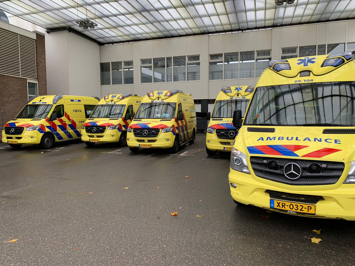 ravu_ambulance's tweet photo. Drukke bedoeling bij St. Antonius Ziekenhuis Nieuwegein! #ambulance #RAVU #druk #dmvda #covid-19 https://t.co/6Chce2QQmt