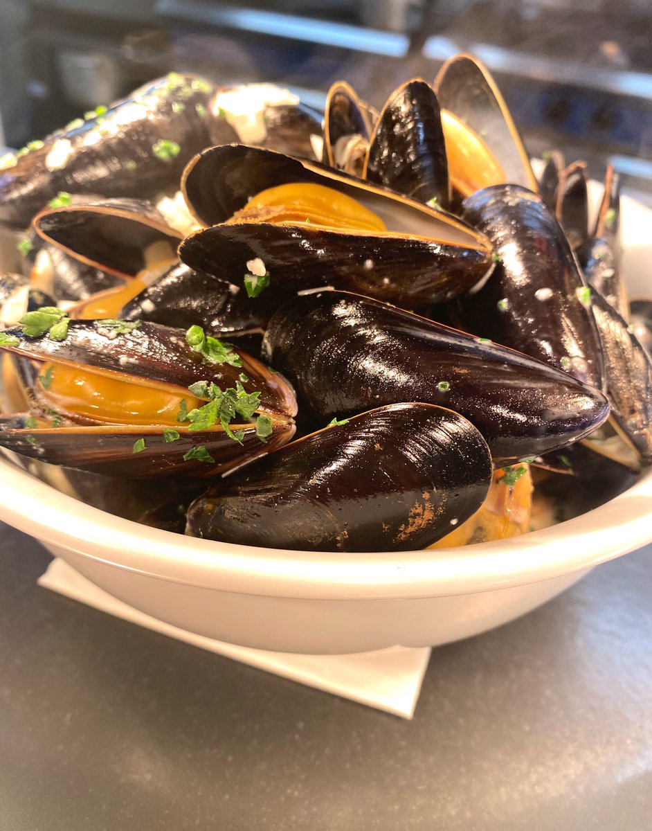 GilbeysEton's tweet photo. Fresh from the kitchen 😍🤤 The best mussels you will ever eat! Book your table now before we close for lockdown no.2 and try them for yourselves... call us on 01753 854922 for reservations! 📞 https://t.co/Gi1WXJ5cxl
