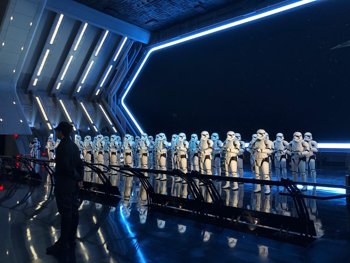 Some blustered and tried to talk back (mostly men), some tried to act like nothing was wrong, some were quiet and cowered. I would genuinely love to observe this for days just watching how people responded. In their defense, it really was intimidating 4/?