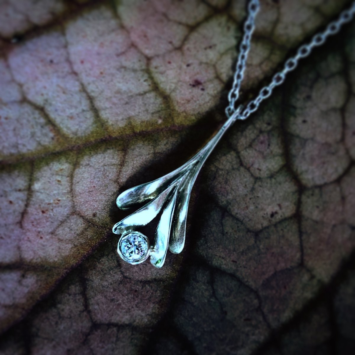 A dynamic alternative to the classic solitaire pendant. #whitegold #diamondsolitaire #InBloomJewelry bit.ly/2TrcIKh