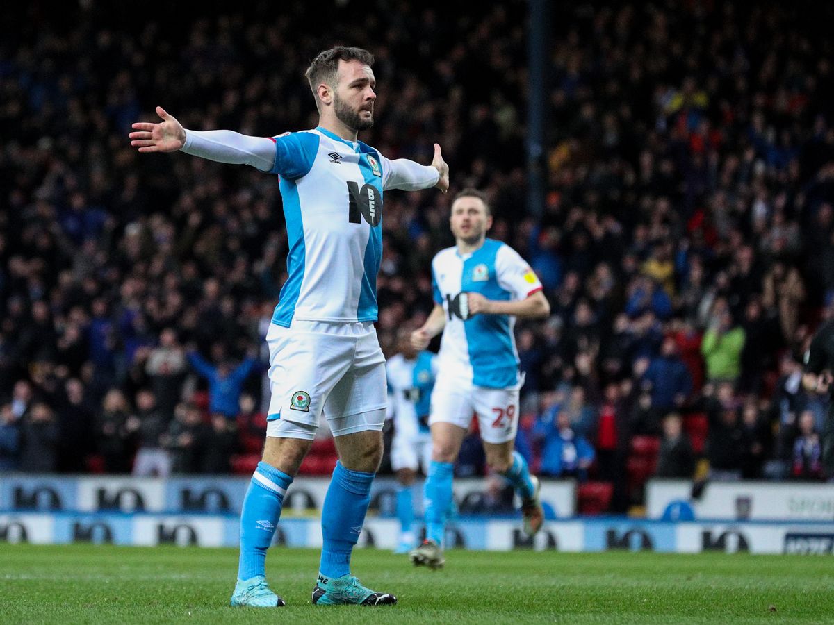  #EFLYıldızları - 2 İngiltere Championship'te, League One'da ve League Two'da mücadele eden futbolcular hakkında bilgiler sunduğum bu seriye hoş geldiniz. Bugün, Blackburn Rovers'ın golcüsü Adam Armstrong'dan bahsedeceğim.