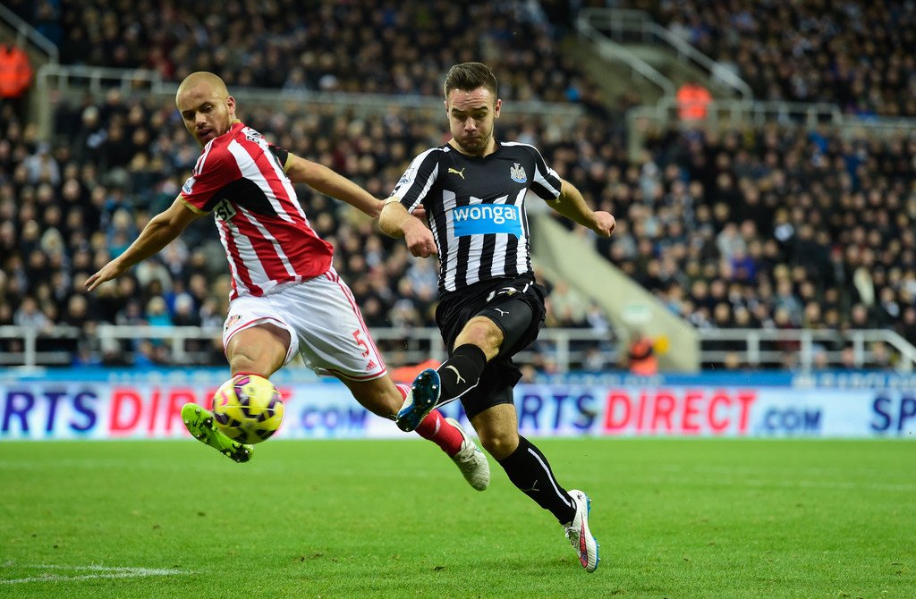 1997 yılında doğan İngiliz oyuncu, futbola taraftarı olduğu Newcastle United'ın akademisinde başladı. Dokuz yaşında kulübün kapısından içeri adımını atan Armstrong, 2018'e kadar Newcastle bünyesinde yer aldı. #EFLYıldızları
