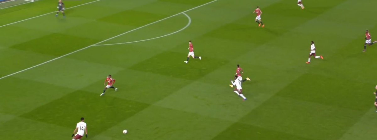 Fred – not a DMFred tracks back and Saka makes a run. Fred has to either track him or fill the defensive space. He leaves him — Lindelöf gets dragged — AND he leaves the space. The result? A dangerous pass into our box.This was really bad from a defensive perspective.