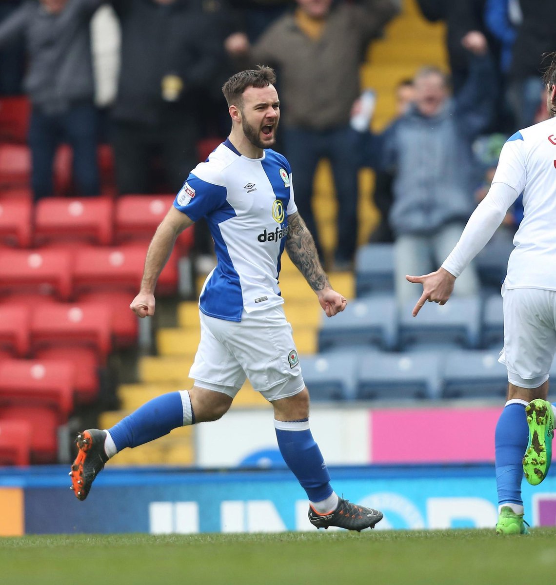 Adam Armstrong, henüz 23 yaşında olmasına rağmen, beş sezonda League One'da ve Championship'te 200'den fazla maça çıktı. Bu, onu tam anlamıyla  #EFLYıldızları'ndan biri yapıyor ancak artık Premier Lig golcüsü olma vakti geldi.
