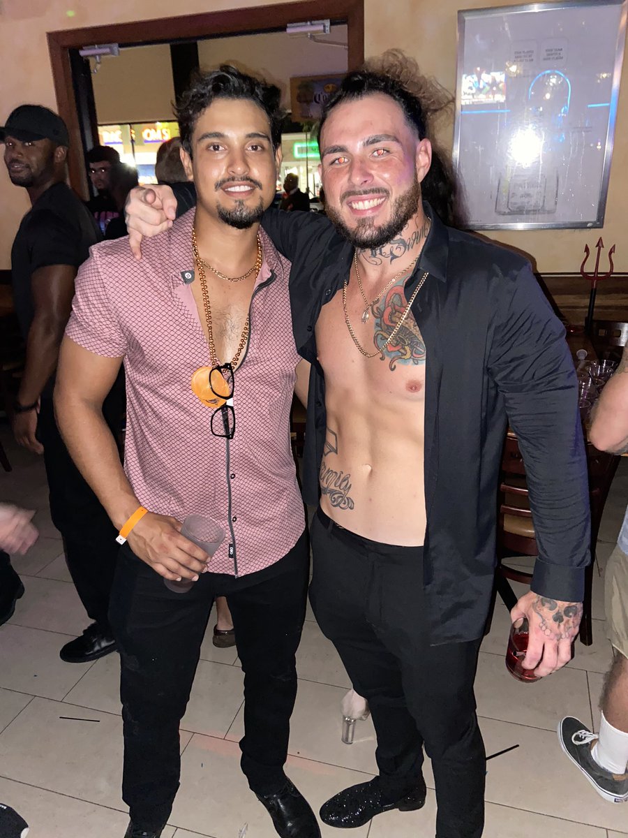 ryanfckndrapal's tweet photo. Magic mike tequila bar edition 🤷🏻‍♂️ https://t.co/Bl826sj8ia