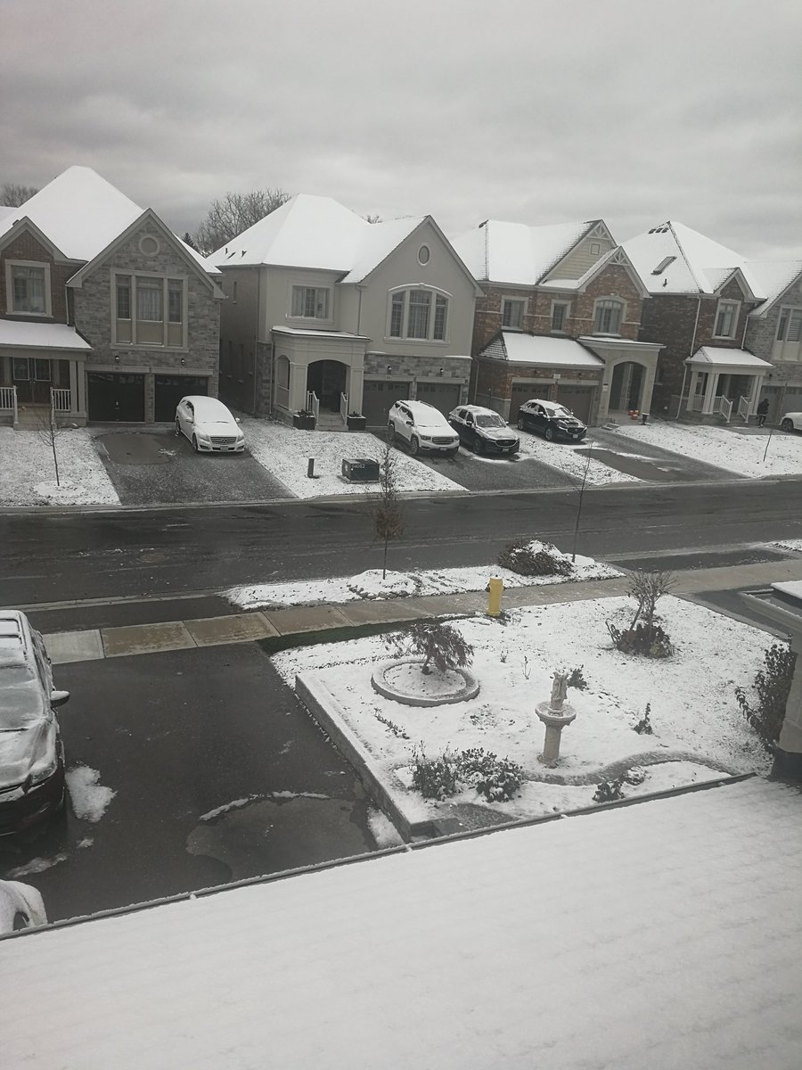 Winney_Z's tweet photo. This winter too early！ First snow day in Toronto！！！ https://t.co/oOClW6XK1r