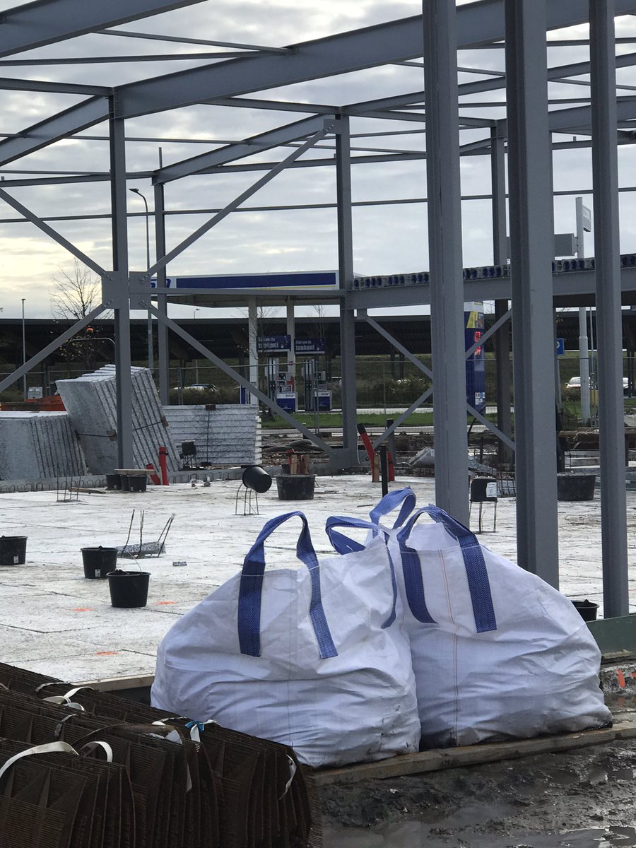 Vandaag voortgangsgesprekken gehouden over onze BBL-studenten Bouw. Meestal vinden deze gesprekken plaats op kantoor, soms in de bouwkeet. Vandaag letterlijk en figuurlijk met de voeten in de klei. Natuurlijk alles Corona-proof. 
 #Doorbouwers    #alfa-college #JorritsmaBouw