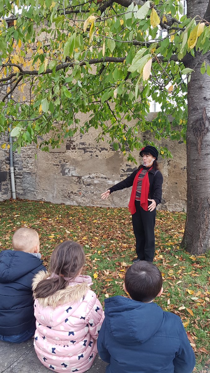 PaysRlv's tweet photo. [SPÉCIAL JEUNE PUBLIC]
C'était jeudi dernier à Saint-Laure où les enfants du centre de loisirs ont pu profiter d'une visite contée du village avec Nathalie Thibur. Un grand merci à elle pour cette belle après-midi d'avant confinement! @RLV_agglo @lamontagne_riom @TerraVolcana https://t.co/pVzYzZHx0M