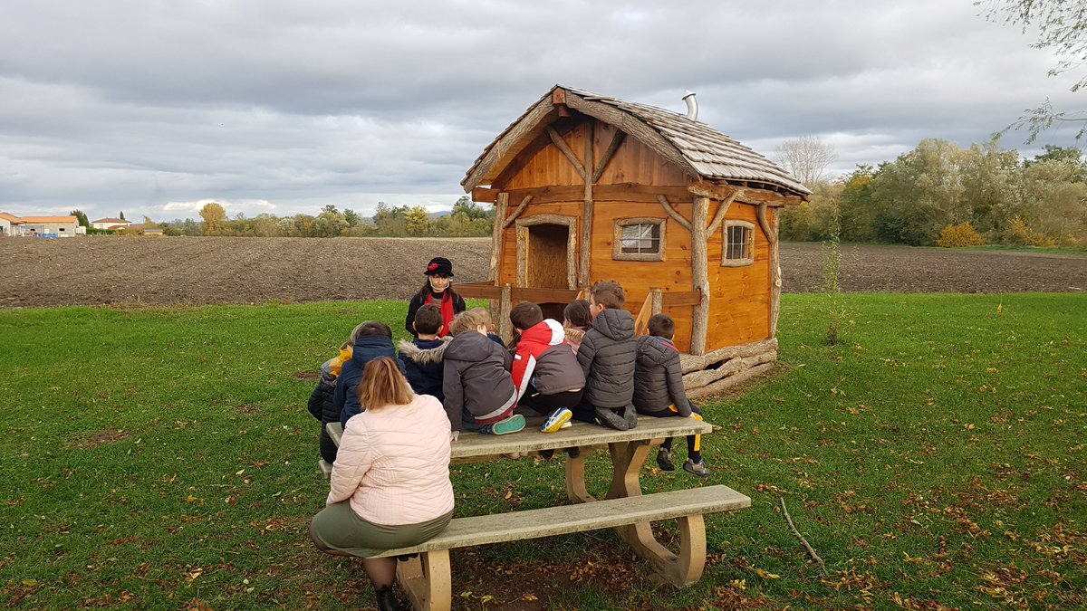 PaysRlv's tweet photo. [SPÉCIAL JEUNE PUBLIC]
C'était jeudi dernier à Saint-Laure où les enfants du centre de loisirs ont pu profiter d'une visite contée du village avec Nathalie Thibur. Un grand merci à elle pour cette belle après-midi d'avant confinement! @RLV_agglo @lamontagne_riom @TerraVolcana https://t.co/pVzYzZHx0M