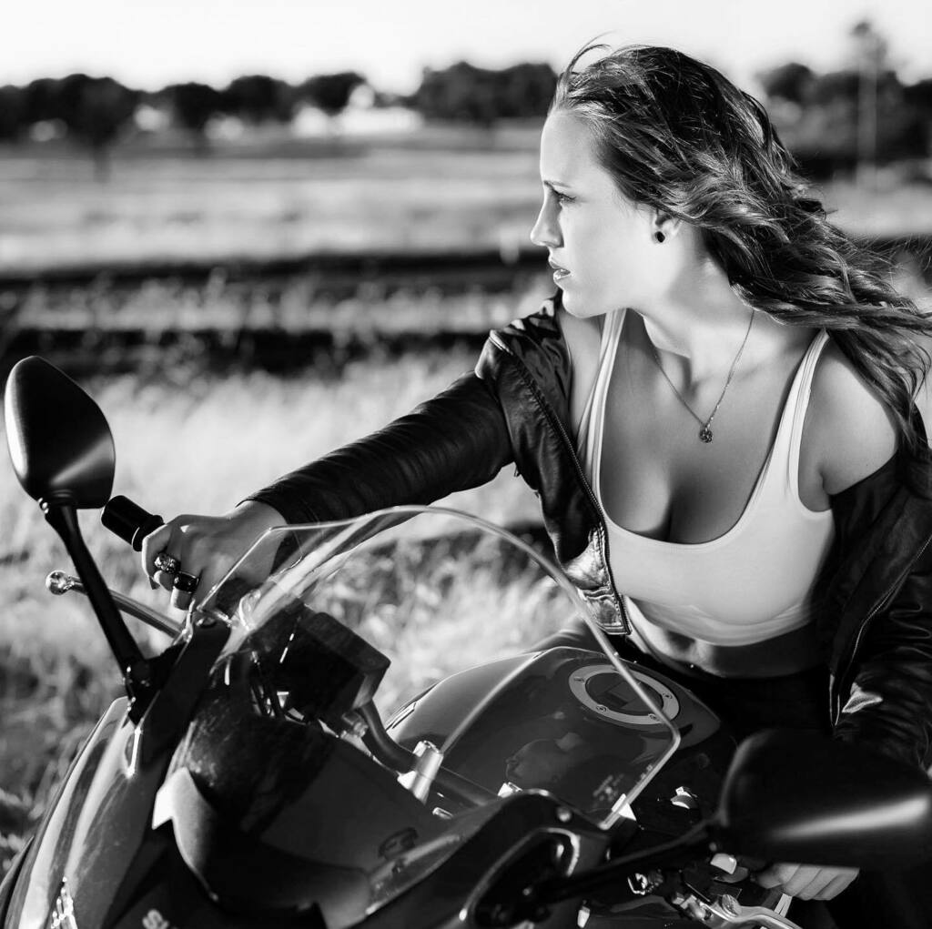 davidgamez's tweet image. Ya hace tiempo que hice esta sesión de fotos con mi amiga @vicroyo Motos y cuero es un combo que nunca falla.
.
.
.
.
.
#ridergirl #plasencia #ridersofinstagram #moto #motos #girlmotorcycle #model #modelo #blackandwhitephotography #blancoynegrofotografia #blancoynegro