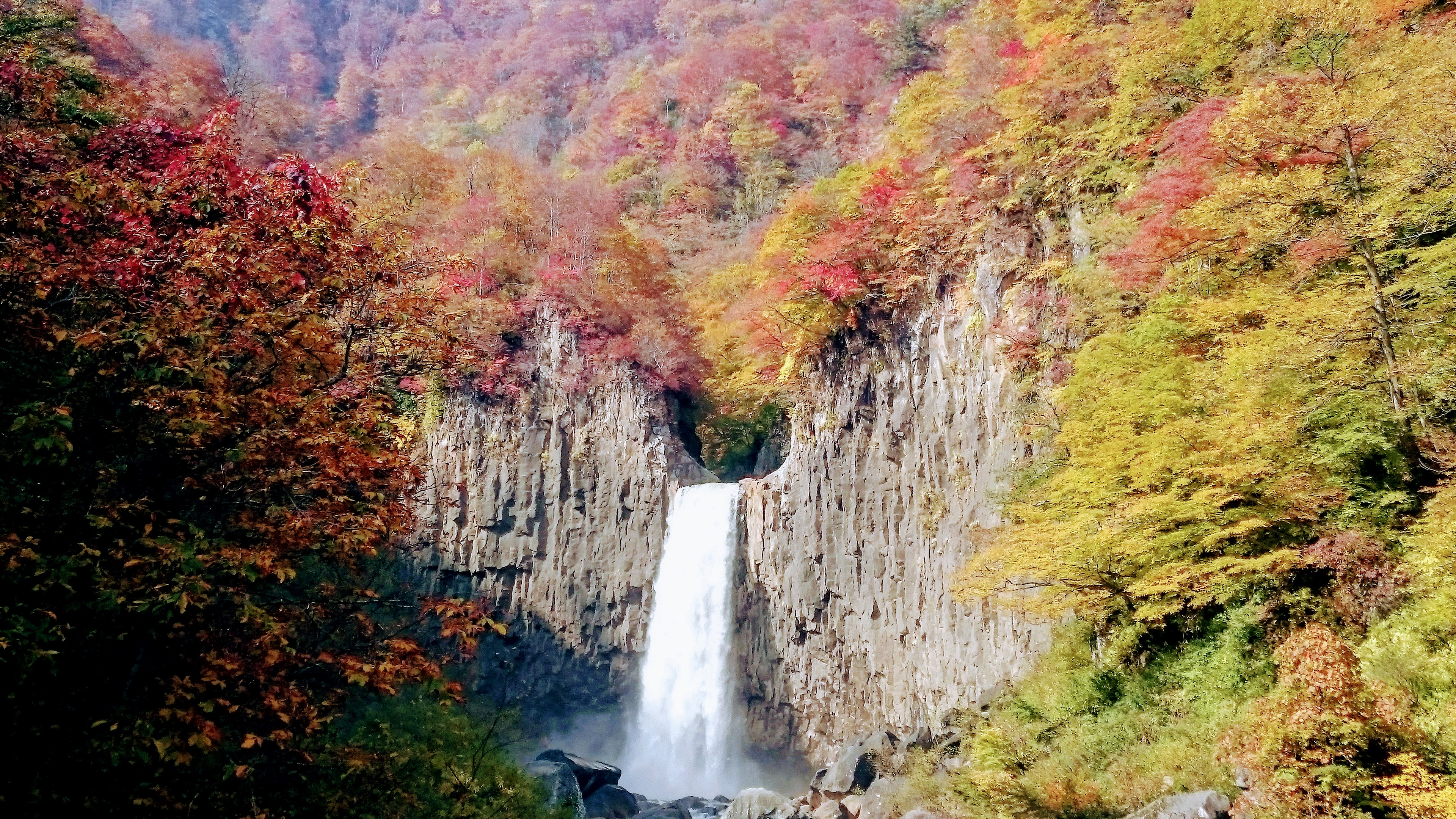 下条っこ 新潟県妙高市 苗名滝 いもり池 柱状節理から流れる滝は圧巻ですよ いもり池からは 旨くすれば妙高山の三段紅葉を見れます 紅葉 苗名滝 T Co Sga3in2gq7 Twitter