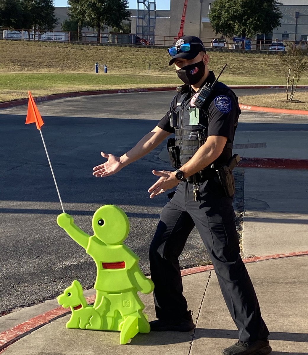 dlacraft's tweet photo. SRO Zenchenko partners with all @MurchisonES community members to ensure a safe learning environment. We appreciate @pfisd_police. #passionatelyserving @pfisd @HawkNationHHS @KellyLane_MS @PfISDHR @PfChiefRobledo @TrooperCody1 https://t.co/cbi5cbls1x