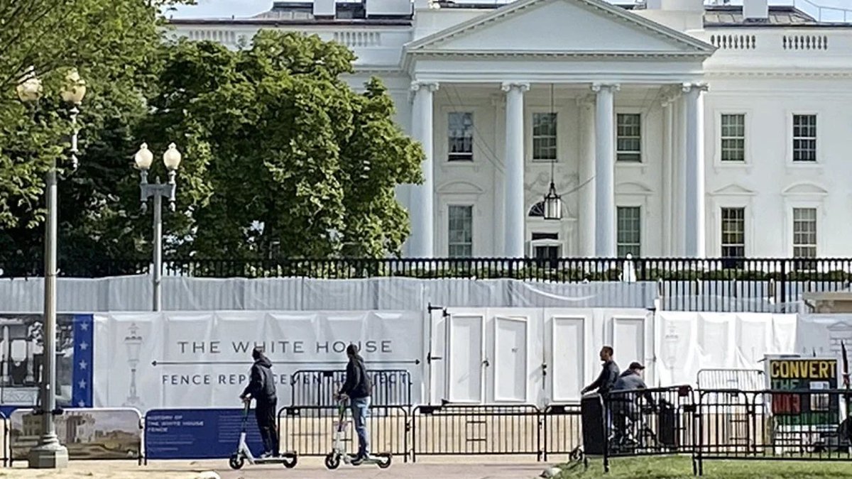 KavaScott's tweet photo. #Mondayvibes #MondayMorning #MondayMotivation
#WhiteHouseLockdown
“..downtown Washington, D.C. businesses are being told to board up their store-fronts and give their staff the week off.”
- Raw Story
MAGATS rejoice! Trump finally got his fucking wall!! https://t.co/UOnQBW48Kl