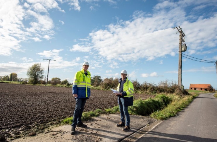 Fluvius_be's tweet photo. In Vlaanderen ligt 99,63 % van de middenspanningsnetten al ondergronds. En ook die laatste 0,37 % luchtnetten werkt Fluvius stelselmatig weg. Dat is een werk van lange adem, maar cruciaal om de betrouwbaarheid van het elektriciteitsnet op peil te houden. https://t.co/erGlYzusQL https://t.co/dqt8l7llUx