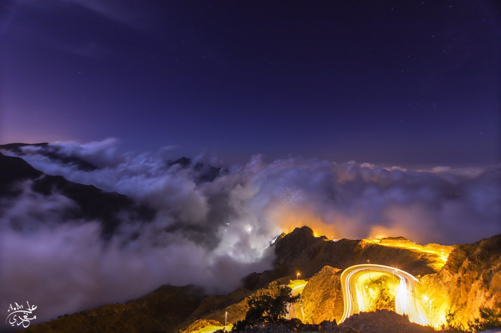 الضباب.عندما يسري ليلاً على عقبة الصماء، ويمر بسودة عسير,وينثر نفحات الجمال على وجه السماء.. بعدسة المبدع علي معدي<a href="/ali_moadi/">علي معدي</a>
#السياحة_في_عسير