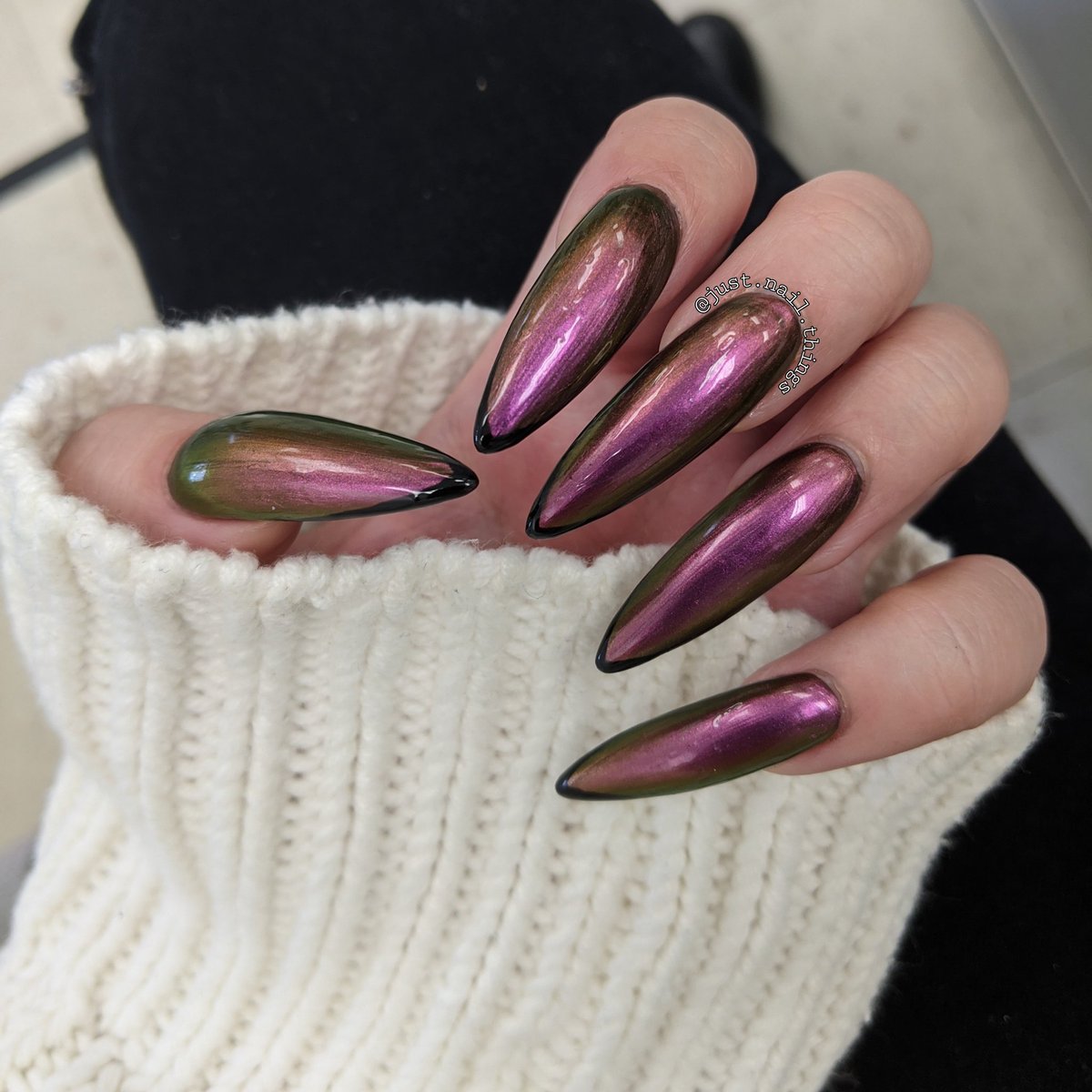 Multichrome nails!

I used #halotaco Cats' Evasion for this look! Check out the IG link for more info.

instagram.com/p/CHGbRaxjYF-/…