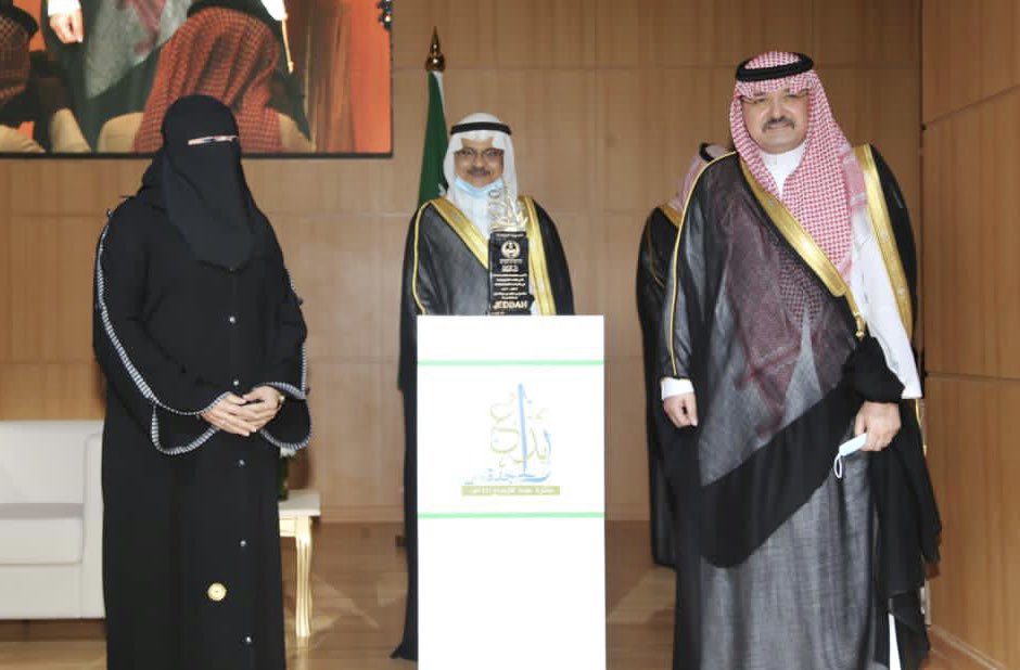 الأمير #مشعل_بن_ماجد يتوّج الفائز بالمركز الأول #جائزة_جدة لإبداع رواد الأعمال
📌 مبادرة "منصة جليسة" ونفذتها ابتسام عبدالمجيد بخش