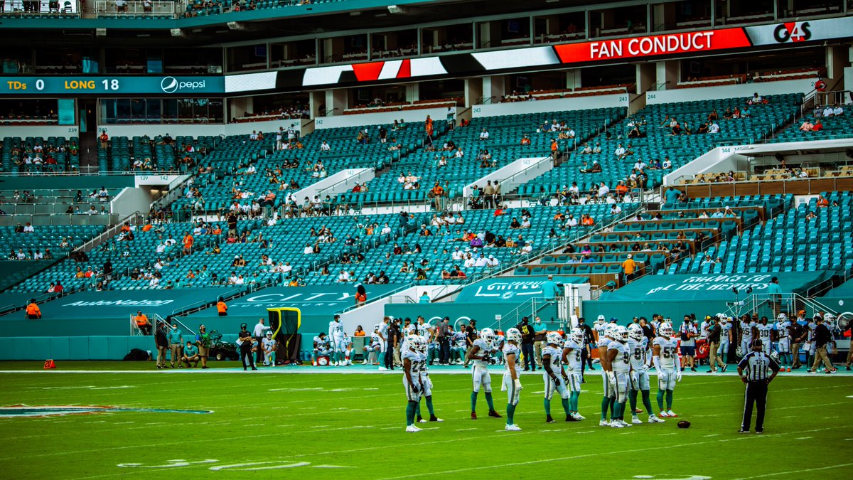 DuncanBoone_1's tweet photo. That South Florida late afternoon sunshine is something else #RamsvsDolphins https://t.co/mGeTub2eNN