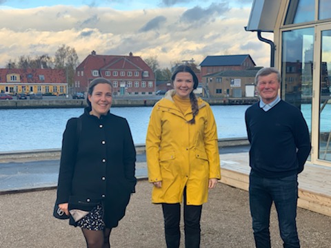 BroenDanmark's tweet photo. Vind i håret i Køge efter godt møde i byens nye kulturhus om erfaringer med/ nye idéer til at bygge bro til gode fællesskaber for både børn og deres forældre. Vi fortæller gerne til andre med interesse, bare sig til! 🙂 #udsatte #dksocial #dkpol #dkcivil #dkidræt #Fritidspas https://t.co/5gaghTlySY