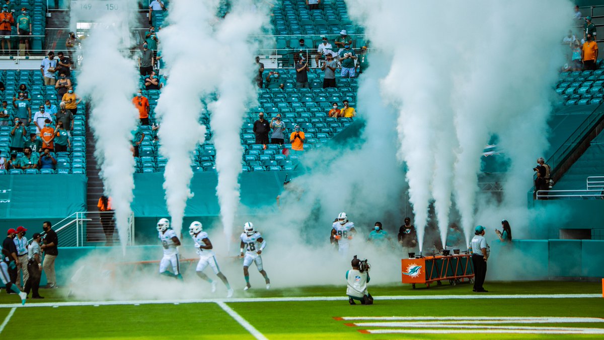 DuncanBoone_1's tweet photo. That South Florida late afternoon sunshine is something else #RamsvsDolphins https://t.co/mGeTub2eNN