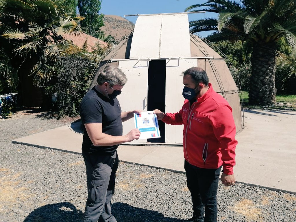 SERCOTECSexta's tweet photo. Director @sebaosoriom visitó en #SanVicente a Ian Hutcheon, fundador del Centro Astronómico Tagua Tagua 🌌🔭, otro feliz beneficiario del programa #ReactivateTurismo quien recibió su certificado de manos de nuestro director regional.
#Arribapymes de #OHiggins
@Sercotec_Chile https://t.co/LBgpf6Nxjc