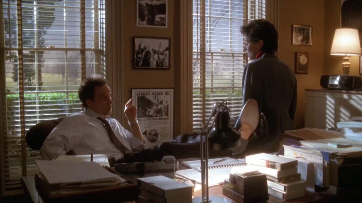 Aussi, à la revoyure, l'influence de John Ford semble au - aussi importante sur Sorkin que celle de Capra, avec cette fascination pour la figure de l'avocat/juriste/politique roublard, qui, avec honnêteté autant que duplicité, aide à faire triompher les idéaux les + nobles.