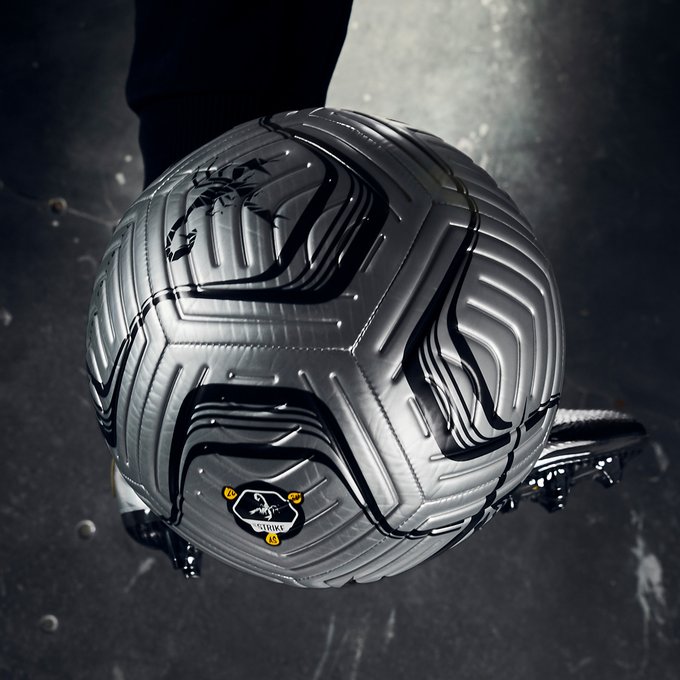 FootyAccums's tweet photo. Nike have released a Scorpion strike ball based on the original 2002 version.

What a ball that was 😍 😍 😍 https://t.co/OSZjyNA4yS