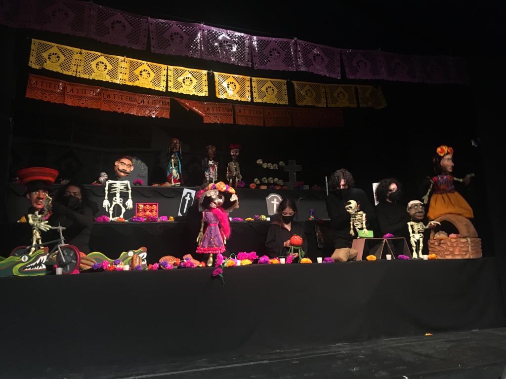 LaTiteria's tweet photo. Hoy a las 5 tendremos una divertidísima función de La chrocha de las Calacas 💀 
Súbete al muertibús y  ayuda a Calaquita y a la Catrina en esta aventura de #DíaDeMuertos 
Disfrútala de manera presencial o virtual🖥️
Cordialmente invitados nuestros amigos de la @ACPTeatro🙋‍♂️ https://t.co/QVrt2pqZb6