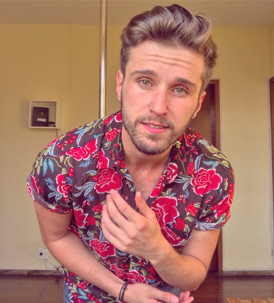 thelukeferreira's tweet photo. just me in a 🌺 shirt https://t.co/Y98n70HbbK