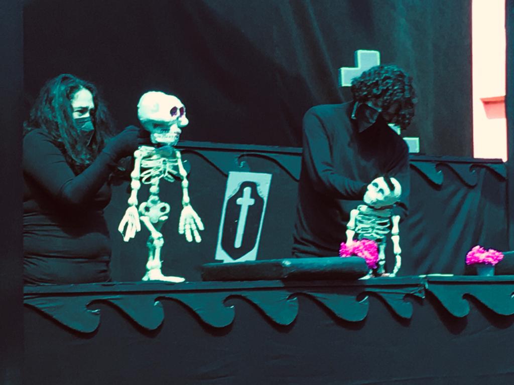 LaTiteria's tweet photo. Hoy a las 5 tendremos una divertidísima función de La chrocha de las Calacas 💀 
Súbete al muertibús y  ayuda a Calaquita y a la Catrina en esta aventura de #DíaDeMuertos 
Disfrútala de manera presencial o virtual🖥️
Cordialmente invitados nuestros amigos de la @ACPTeatro🙋‍♂️ https://t.co/QVrt2pqZb6