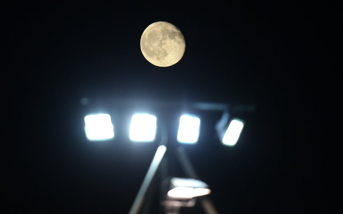 Thought it had suddenly got brighter <a href="/rodneyparade/">Rodney Parade</a> during <a href="/cardiff_blues/">Cardiff Blues</a> v ulster 🙂🏈