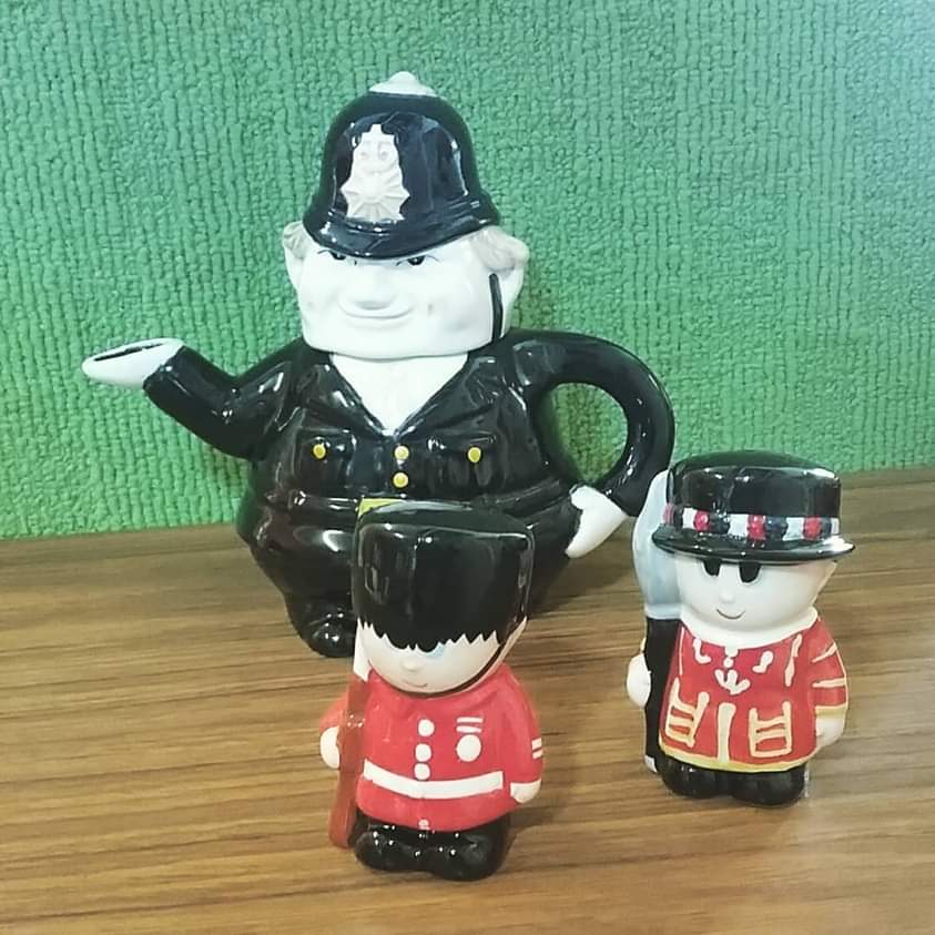 'Allo, allo, allo, what's all this then!?' #orange_daze #orangedaze #retro #vintage #kitsch #collectibles #collectables #teapot #saltnpeppershakers #police #bobby #novelty #british #beefeaters #queensguard #forsale
