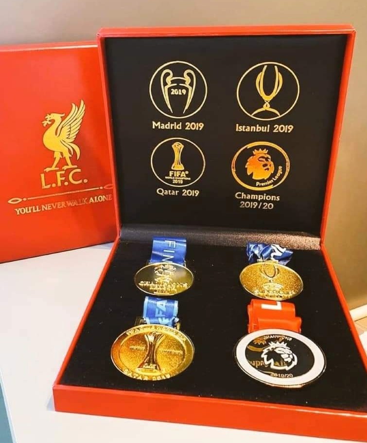 ShopOfTheKop's tweet photo. ✨🔴 GIVEAWAY 🔴✨

Win a Limited edition Medal 🥇 Box Set or a mini PL Trophy 🏆

🚨 Available HERE --> https://t.co/51UPXAo5qL
🚚Free Worldwide Shipping

⚠️All you need to do is 
1) RT &amp; LIKE this Tweet
2) Follow us (@ShopOfTheKop ) 

🎁 Winners announced on Tuesday #LFC https://t.co/UEoI1wbCs1