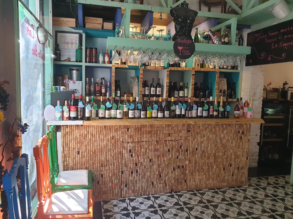 Ahora nuestra barra se ha convertido en exposición de nuestra selección de vinos. Si te llevas una botella a casa, te obsequiamos con una copa para que puedas brindar con tus seres queridos. Hasta fin de mes, no te quedes sin la tuya!