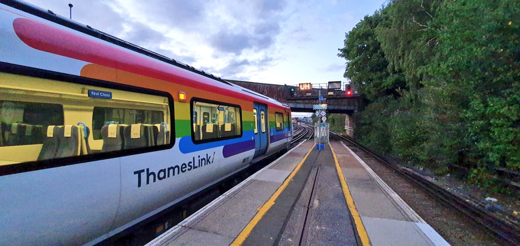 Now we're ready to dispatch.The most important thing to check is the signal. We cannot do anything until the signal is cleared and we have the correct route indication (if provided).This train is routed via the Up Horsham (UH). &ndash; bei  Horsham Railway Station (HRH)
