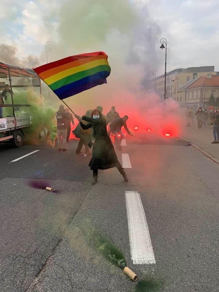 larafritzsche's tweet photo. Was für ein ikonisches Foto aus Warschau. Ich wollte unbedingt wissen wer die Frau darauf ist.
https://t.co/qYTe3W8j6K https://t.co/l91W2eqPLX