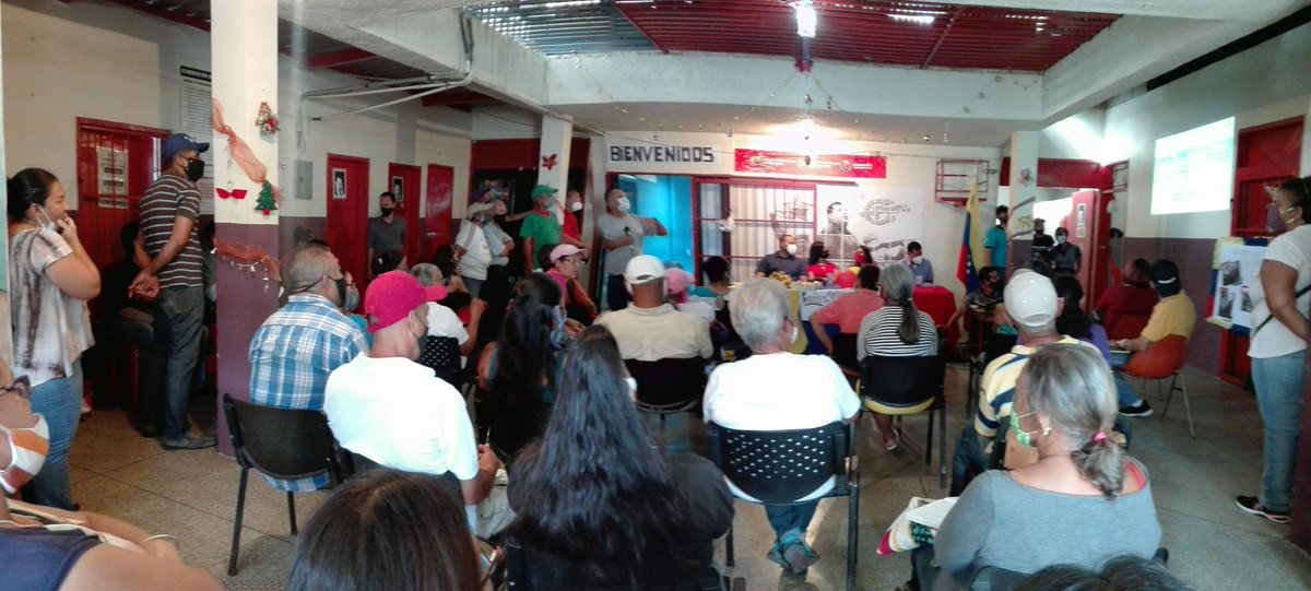 Infocarabobo1's tweet photo. Vocero Carlos Vielma de las  MTT del Sur sector José Gregorio Hernández  nos presenta su innovación y organización en cuanto recuperación de la Red telefónica del sector. 
#Los20DeInfocentro 
@NicolasMaduro @Mincyt_VE @Gabrielasjr @efrain_marin79 https://t.co/T0eTfs3tdJ